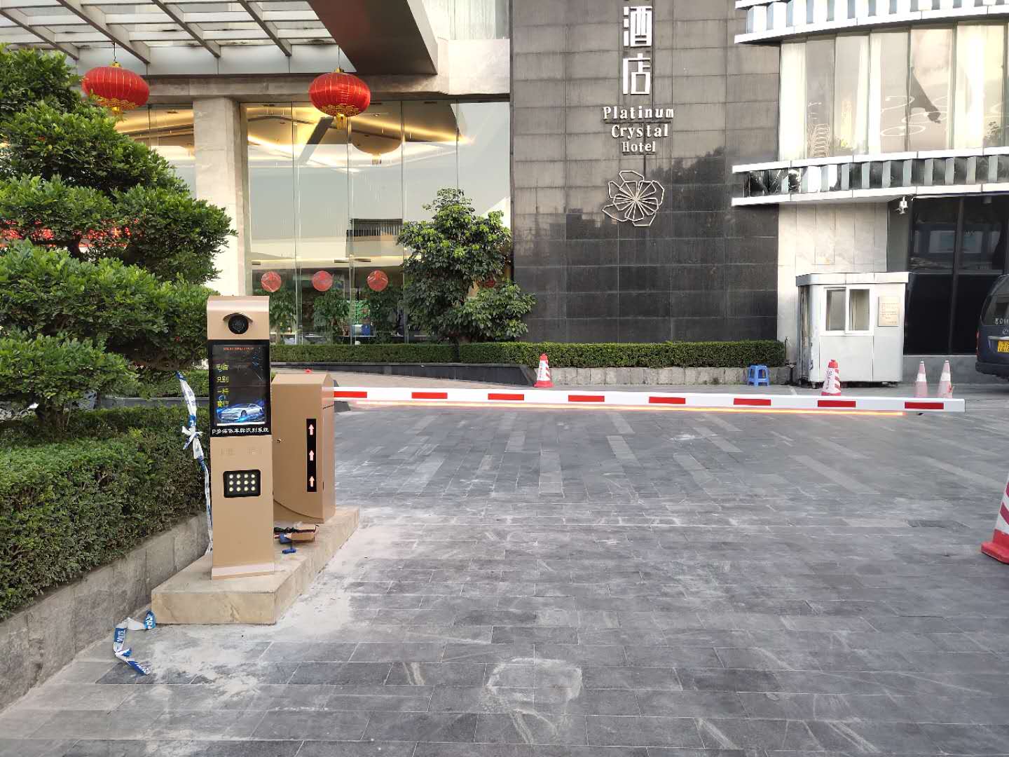 洒店停车场采用LCD大屏车牌识别项目